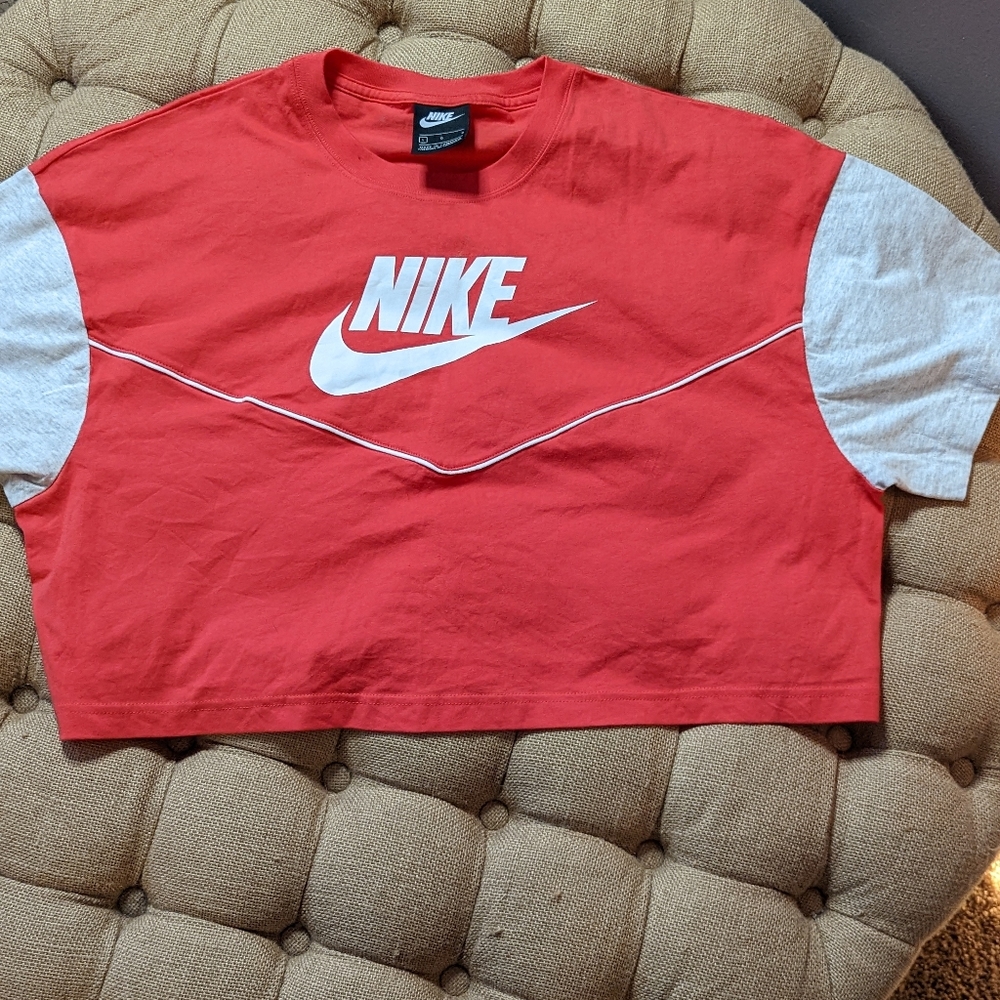 NIKE Crop Top